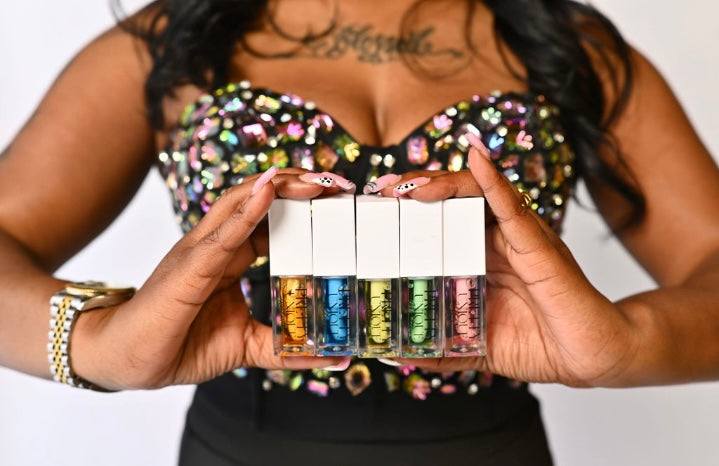 Lemon Droplip oil tube with fresh green apple background